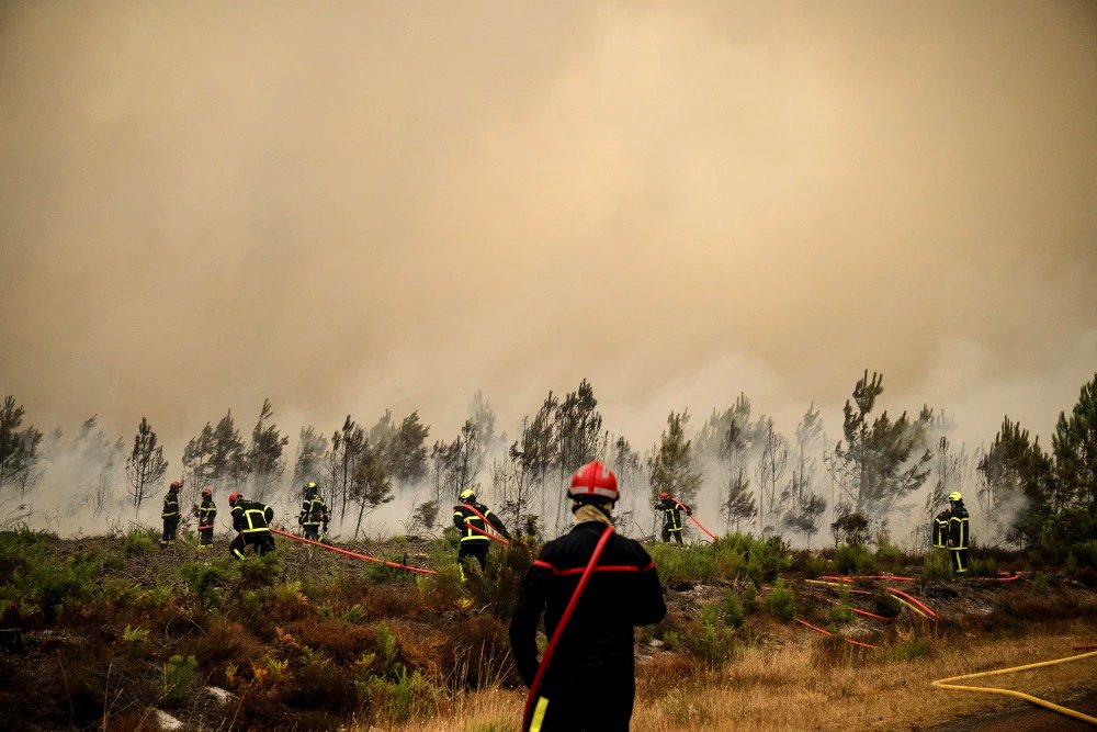 Bomberos en el borde de un bosque en llamas cerca de la localidad de Lege.- Cap-Ferret, en el suroeste de Francia,