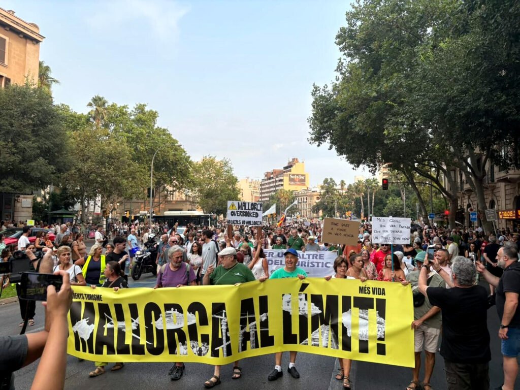 Cabecera de la marcha en la que han participado, según los organizadores, 70.000 personas. Fotografía: Mireia Balasch.