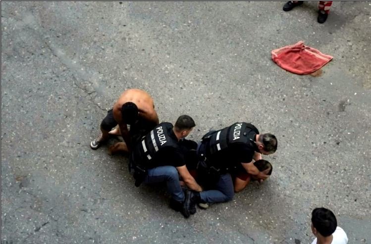 “¡Ayuda, basta!”: un hombre muere a manos de la policía italiana en la calle y a plena luz del día en Bolonia