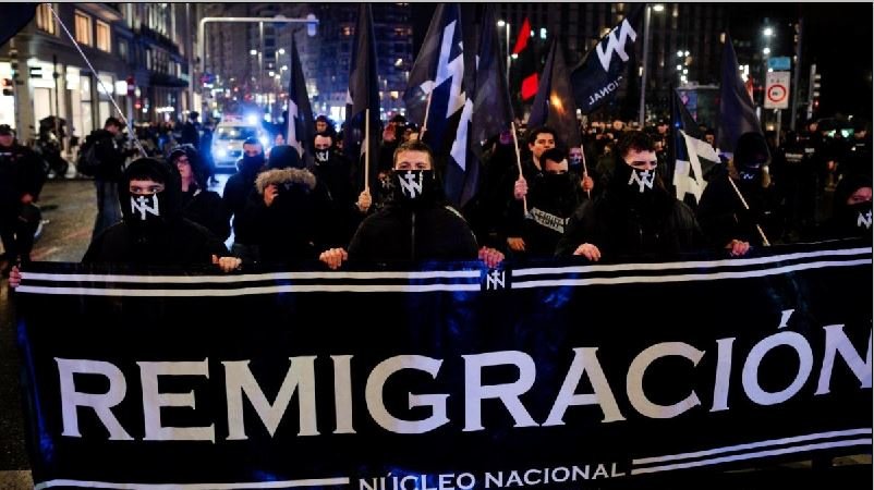 Pancarta de Nucleo Nacional con el lema 'Remigración'.