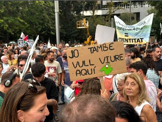 Cartel en la marcha 'Menys Turisme, més vida' que reclama el derecho de habitar la isla frente a la presión del turismo masivo y las segundas residencias. Fotografía: Mireia Balasch.