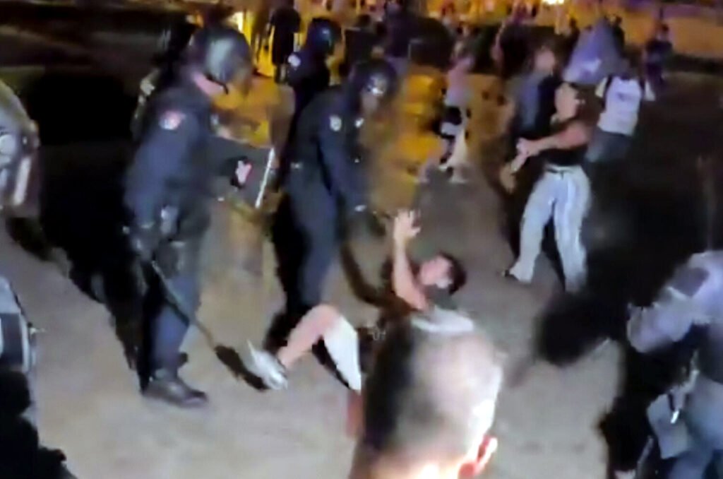 Captura de video publicado en IB3 Notícies de un momento de la carga policial contra los manifestantes.