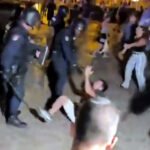 Captura de video publicado en IB3 Notícies de un momento de la carga policial contra los manifestantes.