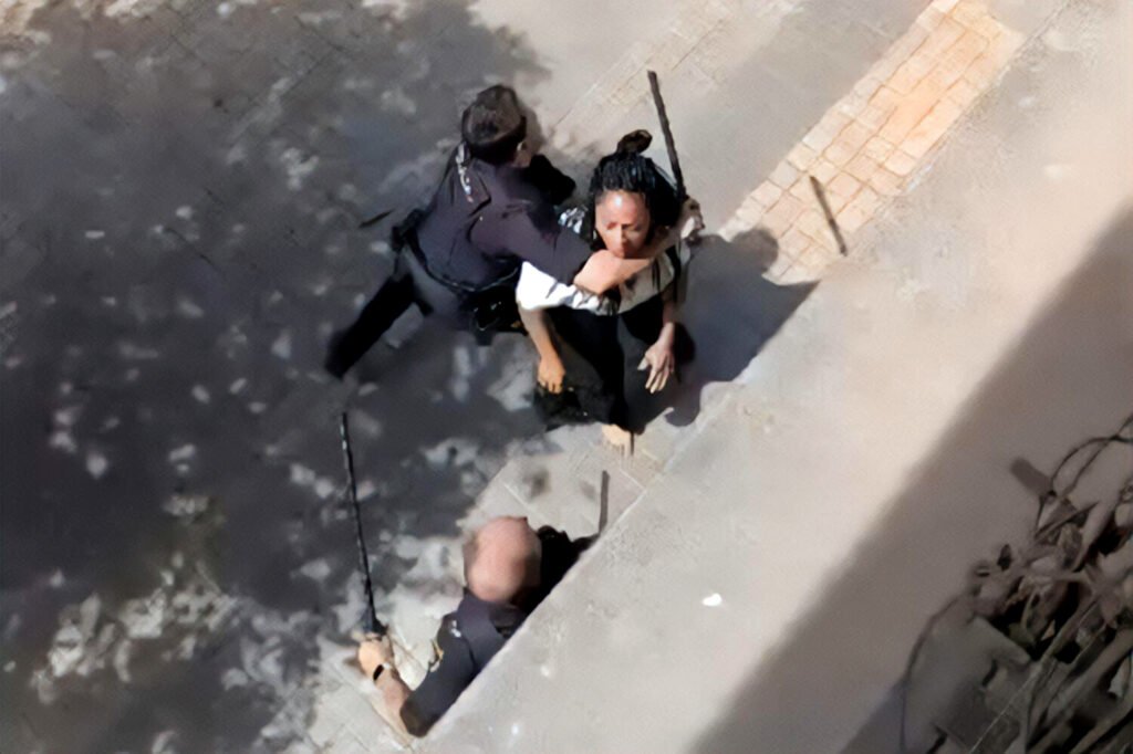 Captura del vídeo en el que se ve como dos agentes de policía agreden a una familia afrocolombiana.