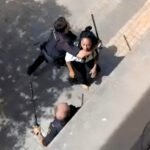 Captura del vídeo en el que se ve como dos agentes de policía agreden a una familia afrocolombiana.