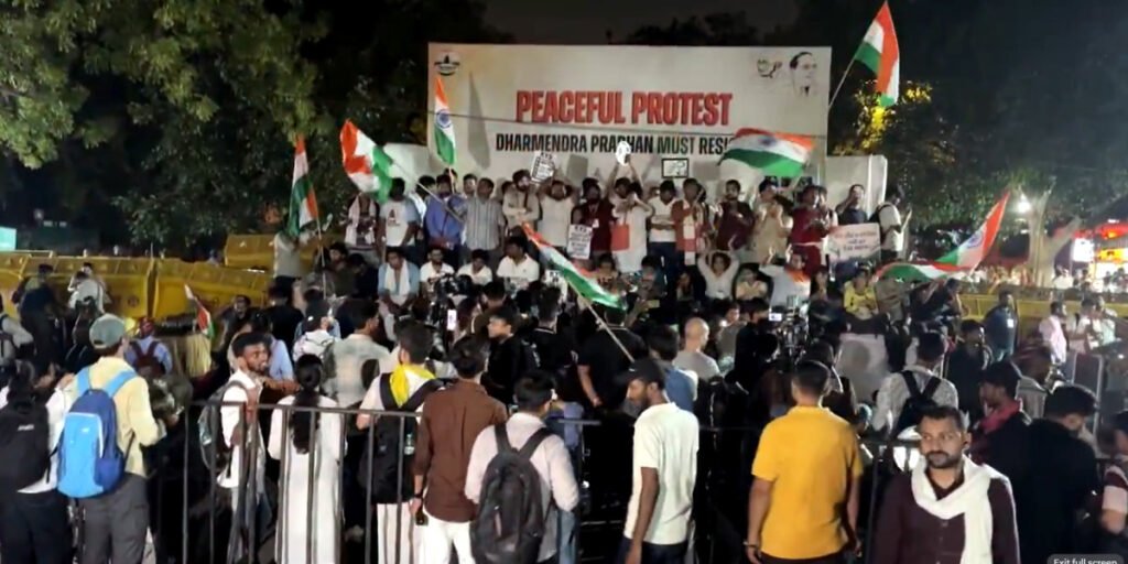Continúa la protesta del Partido Janata de las Cucarachas mientras se restablece la iluminación en el recinto de Jantar Mantar.
