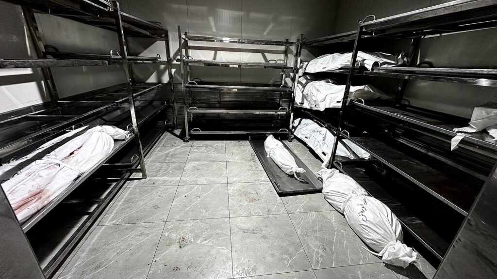 Cuerpos de palestinos que murieron a causa de los ataques aéreos israelíes durante la noche, en el marco de los nuevos bombardeos israelíes sobre Gaza. Hospital Europeo, Khan Younis, sur de la Franja de Gaza, 18 de marzo de 2025.