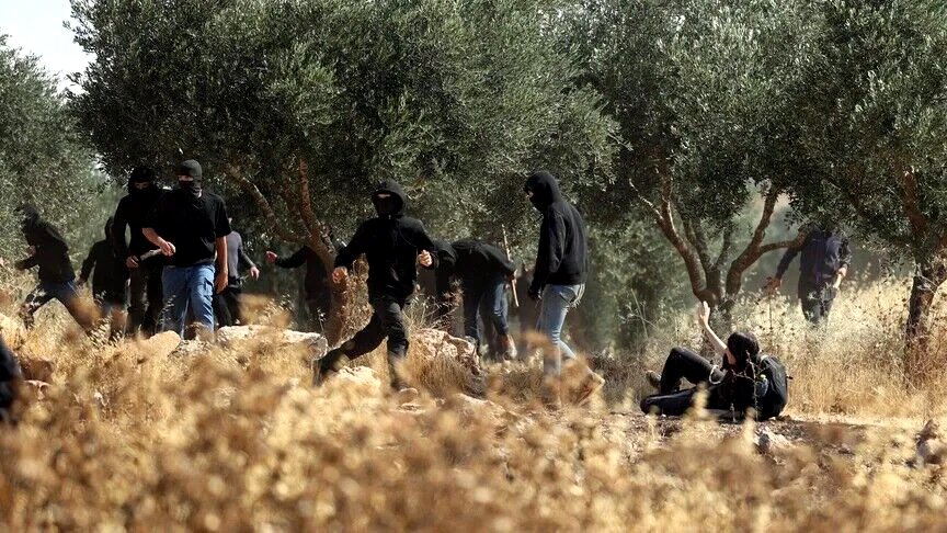 Dos palestinos murieron y otro resultó herido en un ataque perpetrado por ocupantes israelíes en una aldea de Cisjordania.
