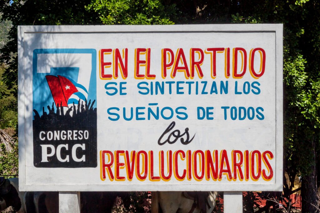 El Partido Comunista de Cuba (PCC) funciona mediante mecanismos leninistas clásicos y tiene una política exterior muy marcada.