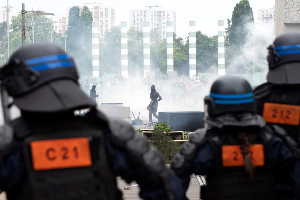 El asesinato del adolescente Nahel por parte de la policía ha desatado en Francia la revuelta de los jóvenes de los barrios populares más importante desde 2005.