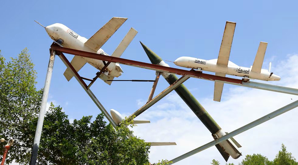Exposición de misiles y drones simulados fabricados por los hutíes en una plaza de Saná (Yemen), el 23 de julio.