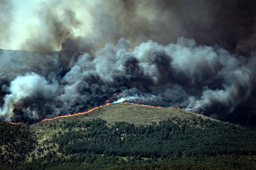 Frente de fuego en los montes cercanos a La Adrada, Ávila durante el gran incendio de julio de 2026.
