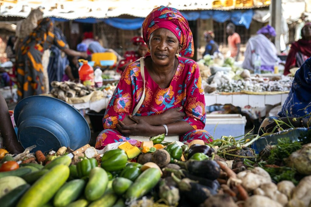 Hawa Bâ, frente al puesto de verduras que regenta en el mercado de Podor desde hace 15 años.