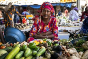 Hawa Bâ, frente al puesto de verduras que regenta en el mercado de Podor desde hace 15 años.