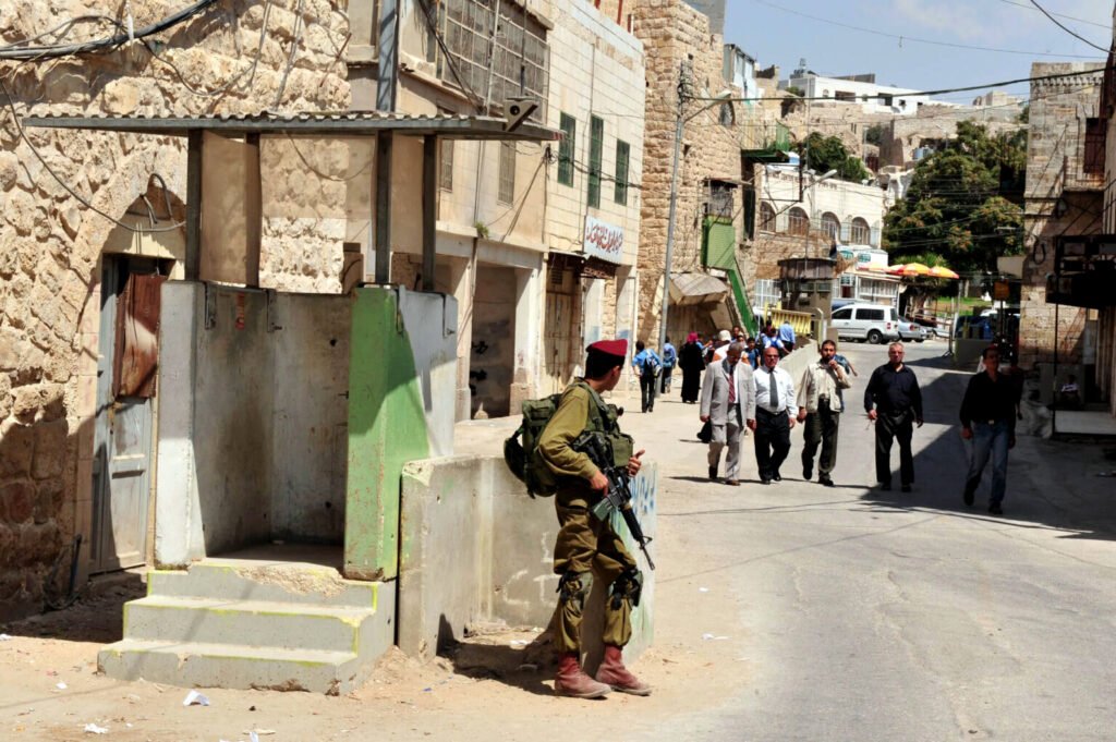 Israel arma a los colonos en Cisjordania con el objetivo de desplazar a la población palestina y reforzar el proceso de anexión del territorio.