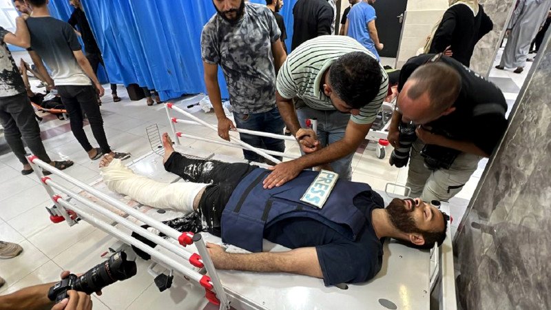 Ismail Abu Hatab resultó herido mientras cubría como periodista el ataque a la torre Al-Ghafry.