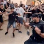 La policía carga al final de la manifestación contra la turistificación masiva en Palma.