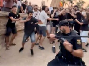 La policía carga al final de la manifestación contra la turistificación masiva en Palma.