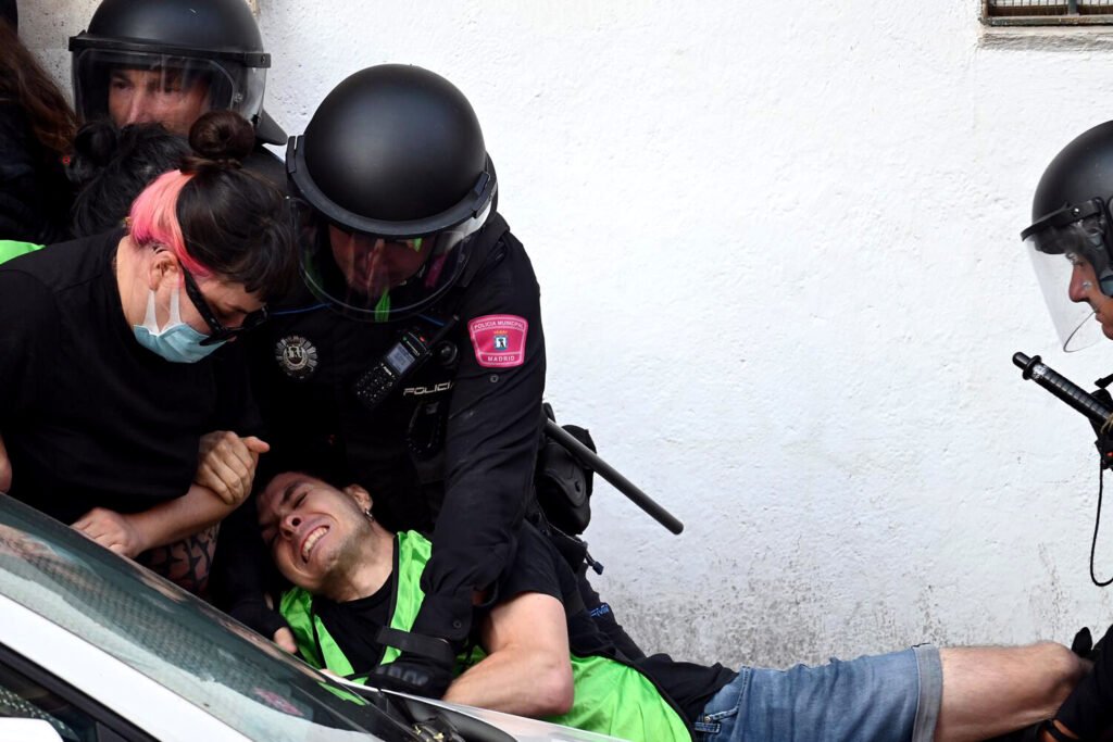 La policía desalojó de forma violenta a las personas solidarias que se encontraban en la puerta de la vivienda. Fotografía: Diana Moreno.