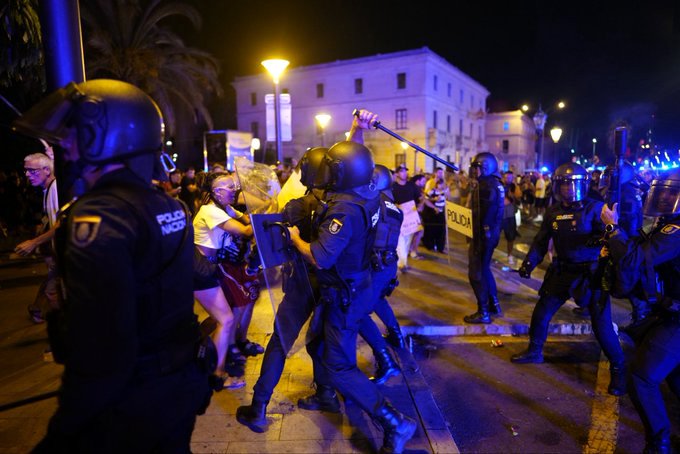 Fotoperiodista agredido por la policía mientras realizaba su trabajo.