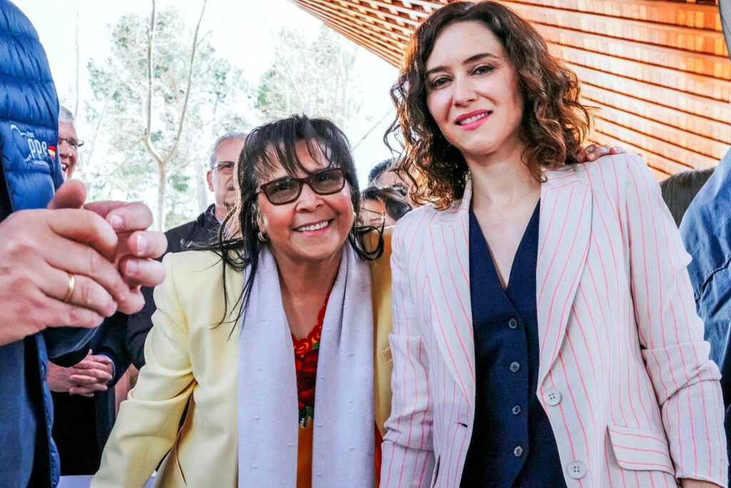 La predicadora de la Iglesia de Cristo Viene, Yadira Maestre, junto a la presidenta de la Comunidad de Madrid, Isabel Díaz Ayuso, en un acto en Madrid organizado por el Partido Popular en el barrio madrileño de Usera.