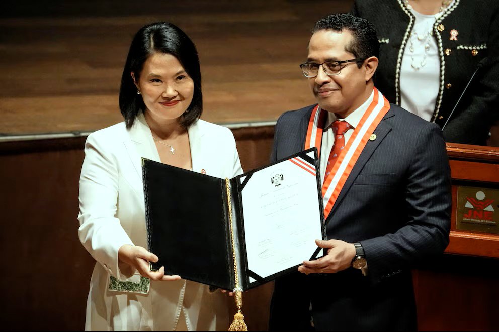 La presidenta electa de Perú, Keiko Fujimori, recibe sus credenciales oficiales de manos de Roberto Burneo, presidente del Jurado Nacional Electoral (JNE), tras ganar la segunda vuelta de las elecciones presidenciales del 7 de junio, en Lima, Perú, el 15 de julio de 2026. 