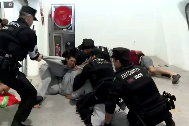 Un momento de la carga de la Ertzaintza contra los activistas de la Global Sumud Flotilla en el aeropuerto de Bilbao.