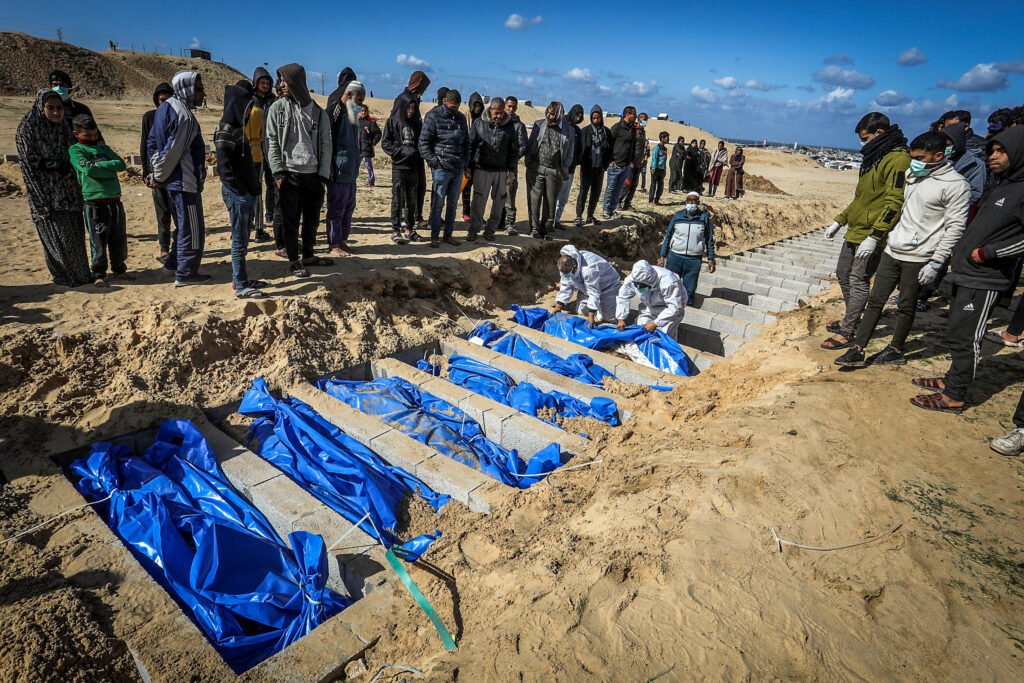 Los cuerpos de palestinos yacen en una fosa común en Rafah, al sur de la Franja de Gaza.
