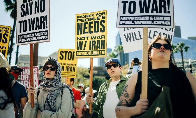 Manifestantes contra la guerra marchan en Los Ángeles, California, exigiendo el fin de la guerra contra Irán.