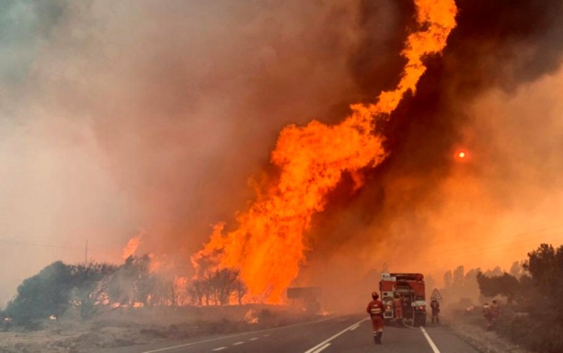 Medios de extinción actuando contra los incendios que tuvieron lugar en la sierra de la Culebra, Zamora, en el verano de 2022.