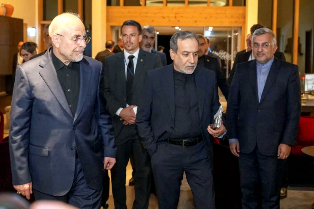Mohammad Bagher Ghalibaf, a la izquierda, junto a Abbas Araghchi, en el centro, viajaron a Suiza en junio para una segunda reunión presencial con el vicepresidente J. D. Vance y la delegación estadounidense.