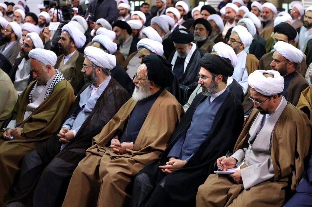 Mojtaba Jamenei, segundo por la derecha, junto a otros clérigos iraníes.