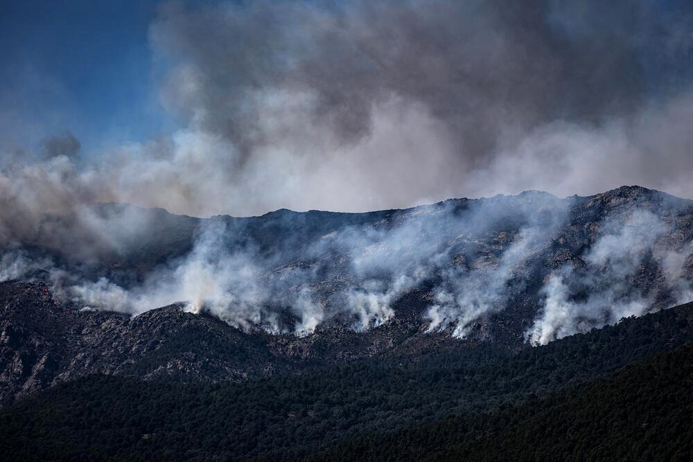 Montes ardiendo en las cercanías de La Adrada, en el Valle del Tietar, provincia de Ávila. Fotografía de Jaime Pérez Rivero.