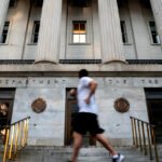 Moody’s rebaja la calificación crediticia de Estados Unidos, citando el aumento de la deuda pública.