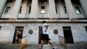 Moody’s rebaja la calificación crediticia de Estados Unidos, citando el aumento de la deuda pública.