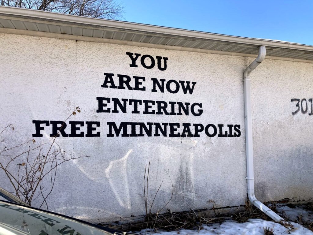 "Estás entrando en Minneapolis libre". Pintada en Minneapolis.