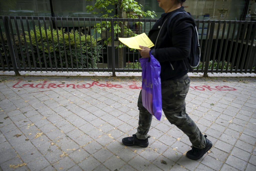 Pintada frente al Instituto Madrileño de la Familia y el Menor. Fotografía: Álvaro Minguito.