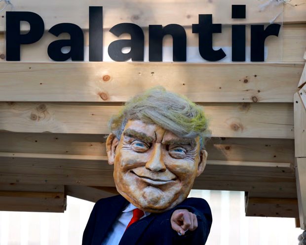El gobierno de España cierra la puerta de Telefónica e Indra a Palantir, “la empresa más peligrosa del mundo”