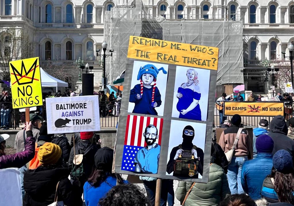 Protesta de "No Kins" contra Donald Trump en Baltimore.