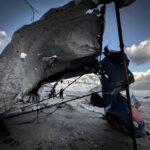 Restos de una tienda de campaña en la costa de Gaza.