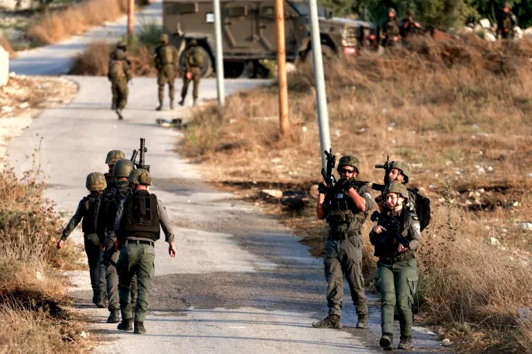 Soldados israelíes patrullan la aldea palestina de Tal, en la Cisjordania ocupada, después de que palestinos de la aldea se enfrentaran con colonos israelíes que intentaron entrar en sus casas.