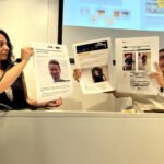 Sònia Olivella y Jesús Rodríguez, mostrando las publicaciones sobre policías infiltrados en España y en Gran Bretaña.