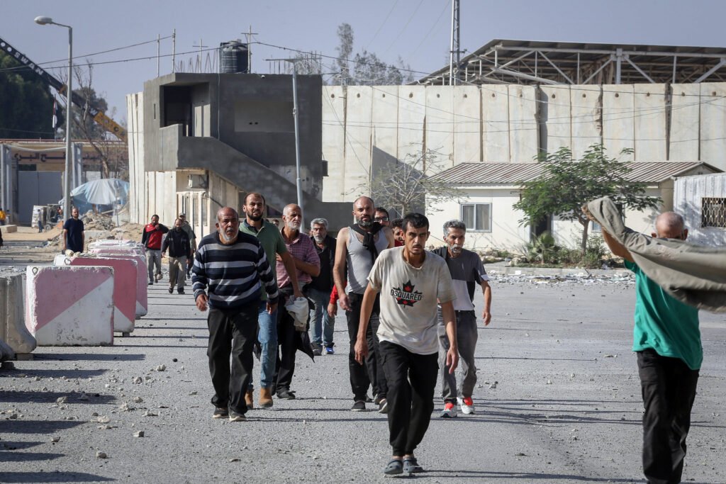 Trabajadores palestinos de la Franja de Gaza, detenidos en Israel desde el 7 de octubre, llegan al paso fronterizo de Kerem Shalom - Karem Abu Salem.