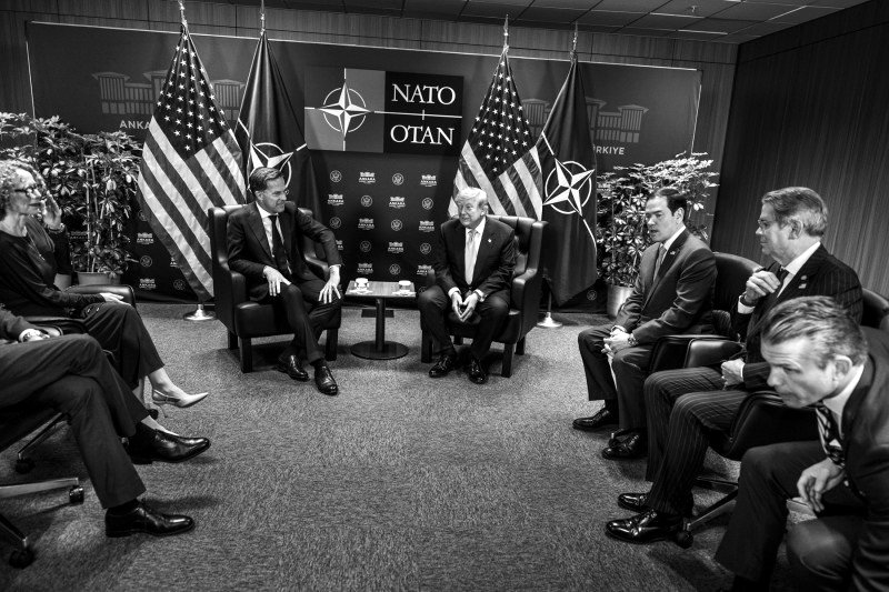 Trump y su gabinete reunidos con el secretario general de la OTAN, Mark Rutte, en Ankara, Turquía, el 8 de julio de 2026.