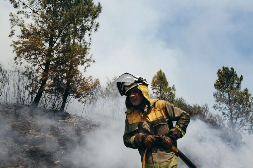 Un bombero durante la extinción de un incendio den Carballeda de Avia, Ourense.