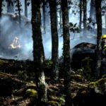Un bombero forestal ataca un foco de fuego reactivado en la entrada de Casillas, Ávila.