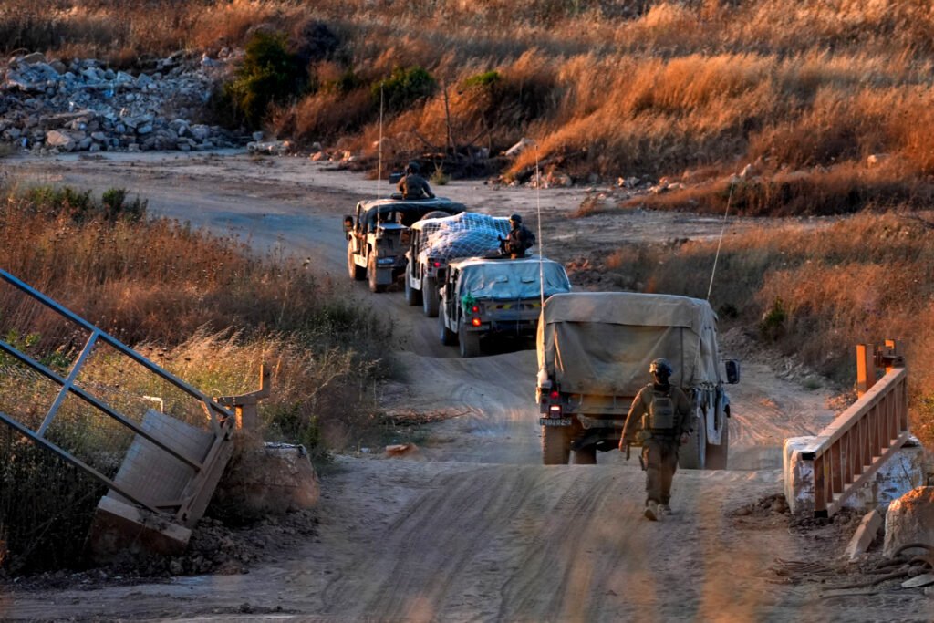 Un convoy de vehículos militares israelíes entra en el sur del Líbano.
