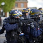 Un gendarme utiliza balas de goma durante una manifestación en Francia. Álvaro Minguito.