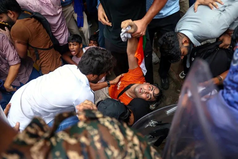 Un manifestante cae durante los enfrentamientos con la policía mientras los partidarios de CJP se manifiestan en Nueva Delhi el 20 de julio de 2026.