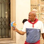 Un miembro de Negu Gorriak dispara con la pistola de agua frente a la casa de baños. Fotografía de Mikel Romeo Ruiz.